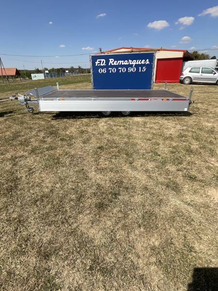 Vous recherchez une remorque plateaux porte voiture 500x200 cm double essieux freinée 2T7 dans l'Est à Francaltroff ?