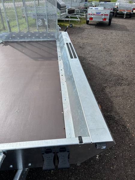 Remorque TEMARED Builder – 400 × 182 × 25 cm – PTAC de 1 600 à 3 000 kg – Avec hayon de chargement