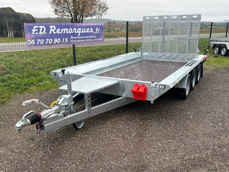 Remorque porte-engin triple essieu 2 700 à 3 500 kg